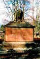 Denkmal für die Brandopfer im <!--LINK'" 0:101--> auf dem Ehrengrabfeld des Hauptfriedhofs, Februar 2001