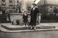 Frau mit Kind vor dem Ceresbrunnen, ca. 1935