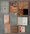 Nachlass eines Fürther Schachspielers aus den 1930er Jahren. Bücher, Spiele und Mitgliedskarte. Im Dezember 2018 von FürthWiki an die SG Fürth 1882 übergeben.