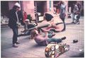 Die Band <!--LINK'" 0:1--> 1983 in der Nürnberger Fußgängerzone, ganz rechts Klaus Niegratschka, liegend Heinrich Filsner