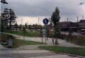 [[Platz der Opfer des Faschismus]] mit [[U-Bahn]] Hinweis "Jakobinenstraße", mit Blick auf die [[Gebhardtstraße]] und die Bahnanlagen, 1988