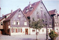 Aufnahme des Löwenplatzes mit Gaststätte "Zum Weinberg", 1970, im Vordergrund ein Trinkbrunnen.