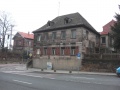 Denkmalgeschütztes Gebäude <a class="mw-selflink selflink">Schwabacher Straße</a> 53, sog. <i>"Erstes Haus der Südstadt"</i> (derzeit in Sanierung), links dahinter das Gebäude des ehemaligen <!--LINK'" 0:38-->