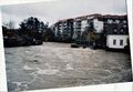 Hochwasser an der <!--LINK'" 0:65--> - im Hintergrund die Senioreneinrichtung <a class="mw-selflink selflink">Kursana</a> im Februar 1999