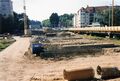Neubau der <!--LINK'" 0:52-->, daneben die hölzerne Behelfsbrücke, im Hintergrund Wohnanlage <a class="mw-selflink selflink">Billinganlage 2 / 8</a> im September 2003