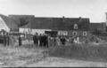 Blick von der heutigen <!--LINK'" 0:7--> auf das Richtfest vom Kindergarten rechts, im Hintergrund die Gebäude hinter dem ehem. Gasthaus <!--LINK'" 0:8--> am 18. August 1939. Bildmitte der heutige Kiga Garten.
