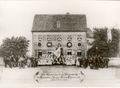 Zusammengesetzte Fotografie zur Fahnenweihe des Veteranen- und Kriegervereins Poppenreuth im Jahr 1896 vor der Gaststätte "Zur Krone"