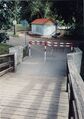 Pumpstation und Bauarbeiten des Wasserverbands Knoblauchsland am <!--LINK'" 0:110-->, Oktober 1999  – am Steg Umlaufsperren für Fahrradfahrer, die aus Sicherheitsgründen die Räder auf dem Steg zu schieben hatten