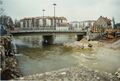 Spundwand Kasten in der <!--LINK'" 0:249--> an der <!--LINK'" 0:250--> mit prov. Uferbefestigung mittels Steinen zur Vorbereitung zu den Tiefbauarbeiten zur Unterquerung des Flusses für die <a class="mw-selflink selflink">U-Bahn</a> im März 1997.