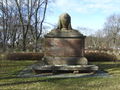 Denkmal für die Opfer des Brandunglücks im <!--LINK'" 0:19--> vom <!--LINK'" 0:20--> <a class="mw-selflink selflink">1917</a>
