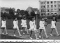Tag der Arbeit 1937: Die KdF-Betriebssportgruppe der Fa. Schickedanz auf dem Weg zu einer sportlichen Vorführung<br/>an der heutigen <!--LINK'" 0:8--> (im Hintergrund Gebäude Waldstr. 49 und Häuser an der <!--LINK'" 0:9-->)