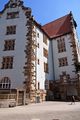 Pesta Schulhaus im Vordergrund mit "Hausmeister" Zugang von der <!--LINK'" 0:109--> aus, im Juni 2020