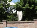 Engel im "Höhenflug" am Hauptfriedhof in der <!--LINK'" 0:42--> (Rückseite Grab Georg Kißkalt), Juni 2020