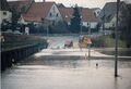 Hochwasser in Vach, Fußgängersteg nach Mannhof, die Brückenstraße unter Wasser mit zu mutigen Autofahrer Feb. 1987. Heute steht hier der hochgelegte <!--LINK'" 0:109-->