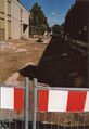 Straßenbau Arbeiten nach Abschluss der Kanalarbeiten in der <a class="mw-selflink selflink">Vacher Straße</a> am Gebäude <!--LINK'" 0:68--> im September 2004