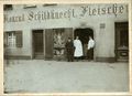 Fleischerei K. Schildknecht 1910 (links mit Hut: Ludwig Schildknecht)