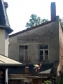 Schriftzug mit zwei stilisierten Pinseln der ehemaligen <!--LINK'" 0:28-->. Rückgebäude von Weiherhofer Straße 55