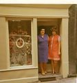 Wasserstr. 19, 21 kurz vor dem Abriss 1974 – Mulinis Tochter Marianna und Enkelin Viola betrieben im EG einen Friseursalon