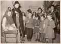 Weihnachtsfeier 1954 im Kinderheim Grete Schickedanz.
