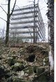 Baumaßnahmen im ehem. <a class="mw-selflink selflink">Grüner Park</a> im Februar 1989. Zerstörter alter Kellereingang mit Sandsteinblöcken im Steilhang zum <!--LINK'" 0:8--> Gelände mit früheren jetzt abgerissenen <!--LINK'" 0:9--> Gebäude.