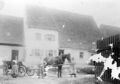 Bauernhof alte Nr. 28 heute  Wohngebäude von 1874 mit alter Scheune, Wagen mit eingespannten Pferd und drei Frauen, Aufnahme um die Jahrhundertwende...
