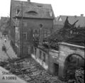 Blick in die Mohrenstraße nach der Reichsprogromnacht; v.r.n.l.: Eingangstor Schulhof, zerstörte Neuschul (Schulhof 2), Mohrenstraße 28, 30