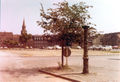 Der ehem. Löwenplatz nach dem Abriss der Gebäude, Vordergrund ein Brunnen. Hier die sog. Scherzerwüste, die lange Zeit als Parkplatz genutzt wurde. Im Hintergrund <!--LINK'" 0:71-->. Aufnahme von 1974.