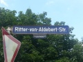 Straßenschild Ritter-von-Aldebert-Straße mit Erläuterung
