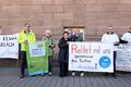 Kundgebung der Bürgerinitiative "Kein ICE-Werk bei Harrlach" vor dem Rathaus, März 2022