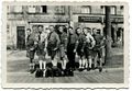 Eine Gruppe von Jungen, auf der Rückseite ist vermerkt, dass es sich um eine Gruppe der Fürther Hitler Jugend (HJ) handelt, datiert 1934