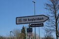 Straßenschild Külsheimerstraße in Burgfarrnbach mit Hinweisschild zum TSV Burgfarrnbach, April 2021