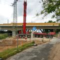 Kranaufbau und Vorarbeiten zum baldigen Einheben der neuen Gehwegbrücke über die <!--LINK'" 0:337--> in <a class="mw-selflink selflink">Stadeln</a> im Juni 2020