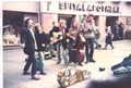 Die Band <!--LINK'" 0:19--> 1983 in der Nürnberger Fußgängerzone, ganz rechts Klaus Niegratschka, links daneben Heinrich Filsner