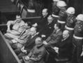 Hermann Göring (vordere Reihe links) auf der Anklagebank des Nürnberger Prozesses gegen die Hauptkriegsverbrecher (1945/46)