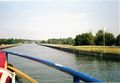 Blick von Bord Richtung <a class="mw-selflink selflink">Zirndorfer Brücke</a> auf die Kanalbrücke Rednitz, 2001