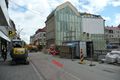 Blick von der <a class="mw-selflink selflink">Hallstraße</a> Richtung Stadttheater, rechts Eckhaus und Häuserzeile in der <!--LINK'" 0:23--> vor der <!--LINK'" 0:24--> Baumaßnahmen. Aufnahme von 2014