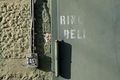 Beschriftung "Ring Bell" (Bitte klingeln) noch von den ehem. U.S. Army-Truppen an einem Lagergebäude, Jan. 2021