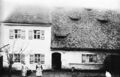 ehem. Bauernhof "Hof am Wasser" alte Haus Nr. 30 heute , erbaut 1857 und 1935 abgerissen, links Babette Biegel, geb. Ulrich, Aufnahme von 1930