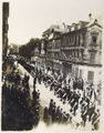 Parade auf der Nürnberger Straße anlässlich des 100-jährigen Jubiläums der Auferstehungskirche<br/>(auf der rechten Seite das markante Verwaltungsgebäude der DETAG mit den beiden Holzerkern)