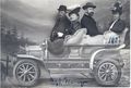 Georg und Mina Schmidtschneider (die hinteren Personen in de Autoatrappe) 1907 in Bad Kissingen