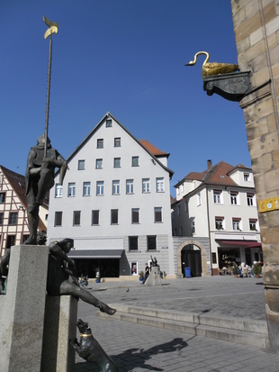 Gauklerbrunnen und Fassadenfigur Königstraße Fürth.JPG