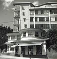 Das alte Café Fenstergucker mit der Eissorte "Hexenkuss", im Hintergrund das Letra-Haus, ca. 1960