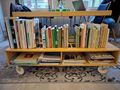 FürthWiki-Laden, verfahrbares Lowboard als temporäre Ablage für zu erfassende Bücherspenden (März 2024)