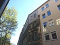 Engelhardtstr. 2, Splittereinwirkung auf die Fassade und vereinfachter Wiederaufbau (oberstes Geschoß) nach Bombenschaden (Stand: 2015)