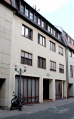 <a class="mw-selflink selflink">Alexanderstraße 13</a>: Nach dem Krieg vereinfacht wiederaufgebautes Geburtshaus von <!--LINK'" 0:10-->