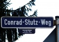 Straßenschild Conrad-Stutz-Weg mit Erläuterung