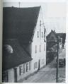 Stadelner Hauptstraße (heutige Haus Nr. 92) ca. 1936 mit Hakenkreuzbeflaggung am ehemaligen Gasthaus <a class="mw-selflink selflink">Zum Wilden Mann (Stadeln)</a> und damaligen Postamt gegenüber vom <!--LINK'" 0:3-->
