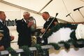 100 Jahr Feier der FFW Mannhof am 27. Juni 1999, Peter Pfann (Stadtbrandinspektor) übergibt einen Festhumpen