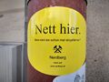 Nerdberg-Werbeaufkleber an einem Fallrohr in Erlangen (April 2023)