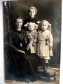 Babette (Barbara) Fischer mit ihren drei Töchtern - rechts Tochter Käte (09.07.1913 - 12.07.1972), wohnte im "Schwarzen Adler" Poppenreuth, 1917. Aufnahme Atelier 